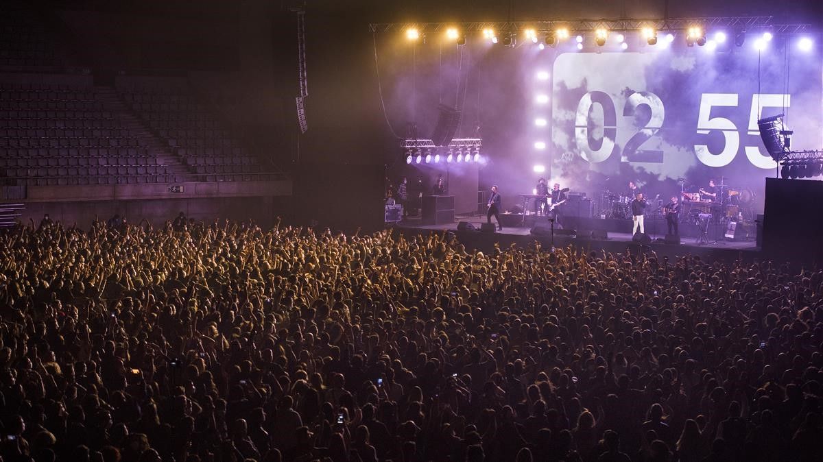 El Concierto De Love Of Lesbian Con 5 000 Personas Y Sin Distancia